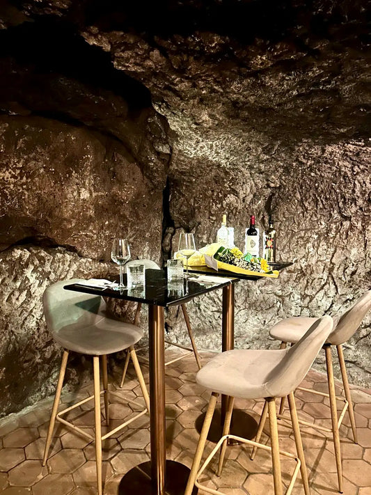 deugstazione in grotta nel ristorante fuori Roma